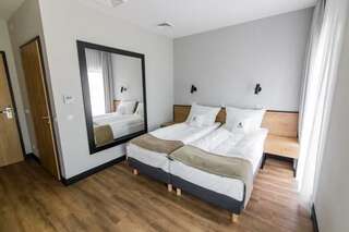 Апарт-отели Hotel Browar Wiatr Унеюв Двухместный номер с 1 кроватью или 2 отдельными кроватями, вид на сад-2