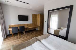 Апарт-отели Hotel Browar Wiatr Унеюв Двухместный номер с 1 кроватью или 2 отдельными кроватями, вид на сад-5